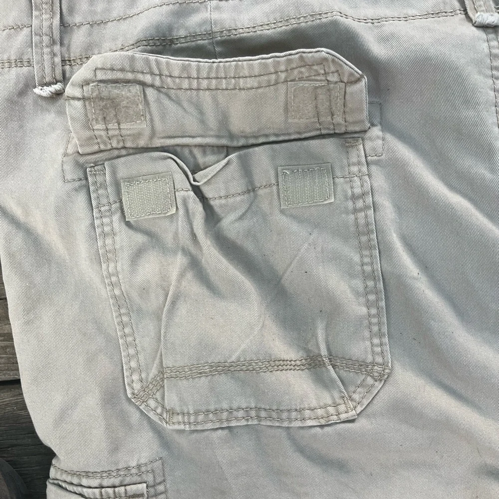 NWOT Union Bay Men’s Beige Cargo Shorts Size 48 - Picture 3 of 7